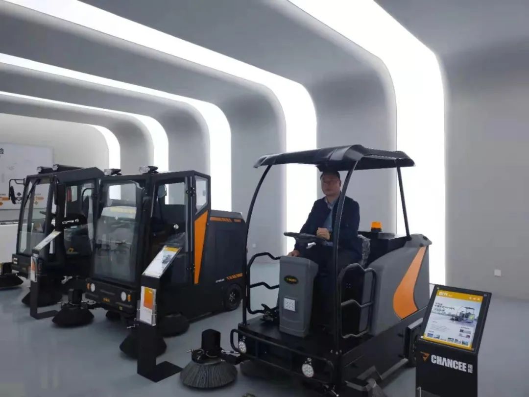 電動掃地機(jī)與傳統(tǒng)掃把的對比