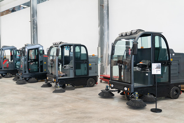 為什么說一臺(tái)橙犀工業(yè)掃地機(jī)頂三臺(tái)車的功能